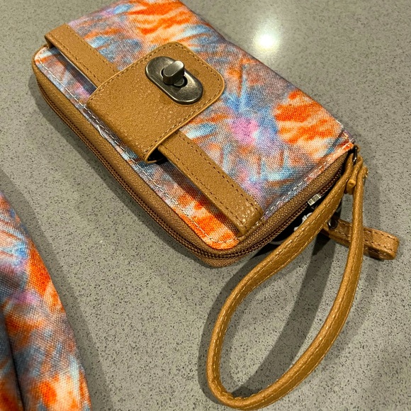 Vintage Style Cross-Body Bag With Matching Wristlet - Picture 3 of 16